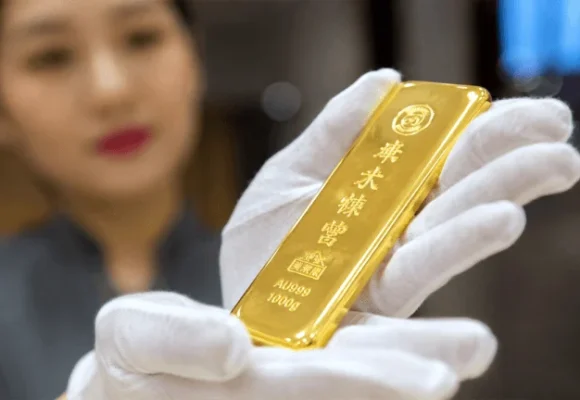 Gold Hits 2-Month High Above $4,400 as China Keeps Hoarding